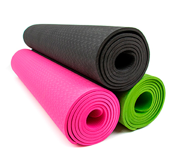 Esta esterilla de varios colores es parte del material impresdindible para practicar yoga